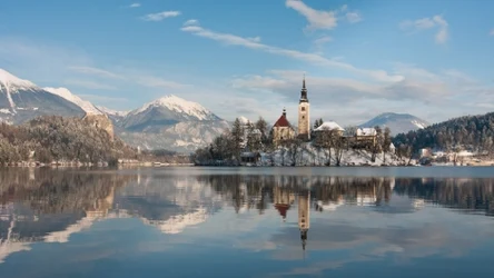 Bled w Słowenii to miejsce, które warto odwiedzić zimą. Widoki są zachwycające, ceny niższe, a ruch turystyczny mniejszy. 