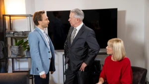 Daniel (Marek Kossakowski) spotka się z biznesmenem Rutką (Zbigniew Suszyński), który zlecił mu napisanie książki o sobie