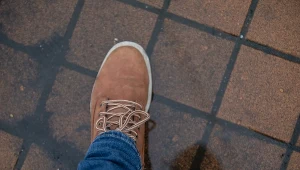 Sól na drogach ubrudziła zamszowe buty? W ten sposób szybko je wyczyścisz