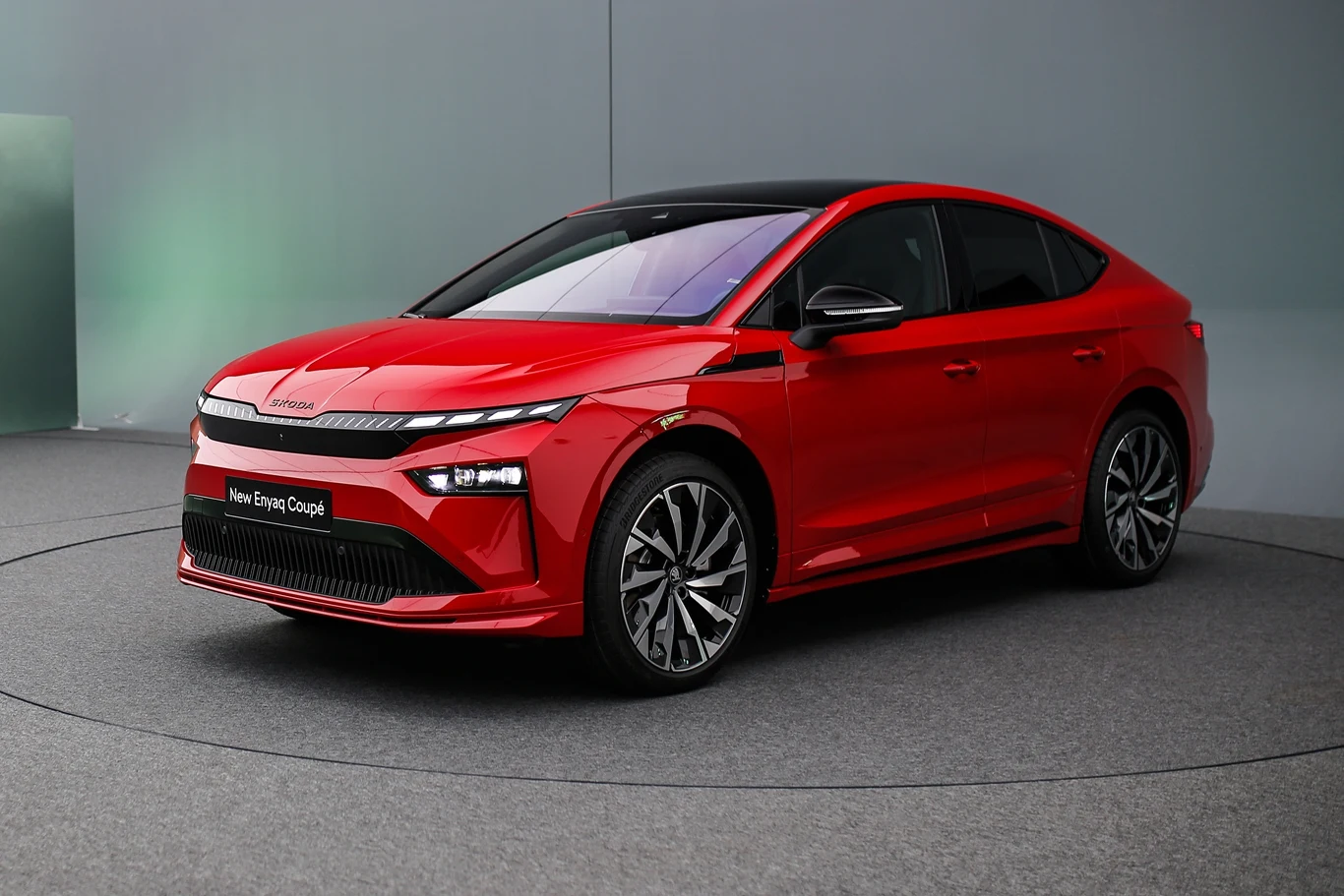 Skoda Enyaq w nowej odsłonie. Większy zasięg i bogate wyposażenie Skoda Enyaq w nowej odsłonie. Większy zasięg i bogate wyposażenie