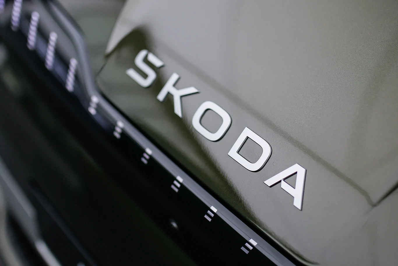 Znane logo w kształcie pióropusza ze strzałą na masce ustąpiło miejsca prostemu napisowi.