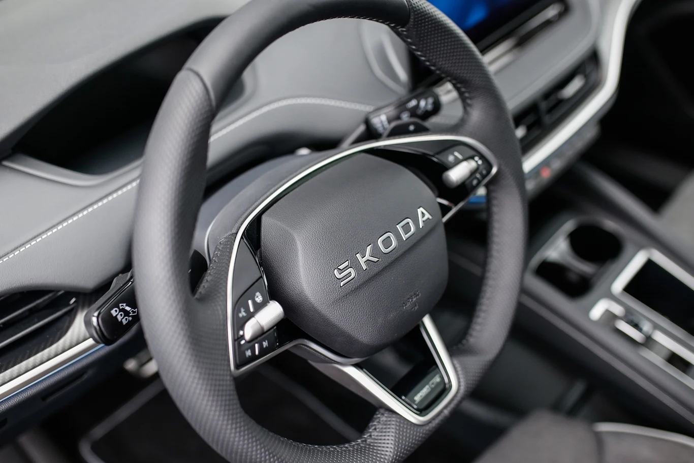 Znane logo zniknęło także z kierownicy.