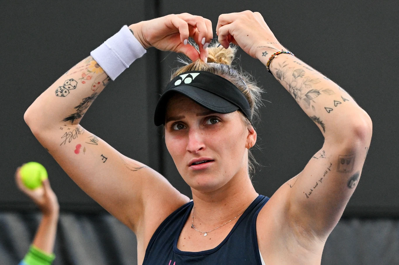 Marketa Vondrousova w Adelajdzie - z większą masą mięśniową i większą liczbą tatuaży