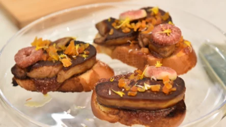 Foie gras w figowo-brioszkowym anturażu. O (nie tylko) świątecznym daniu, którego nie powstydziłby się Król Słońce