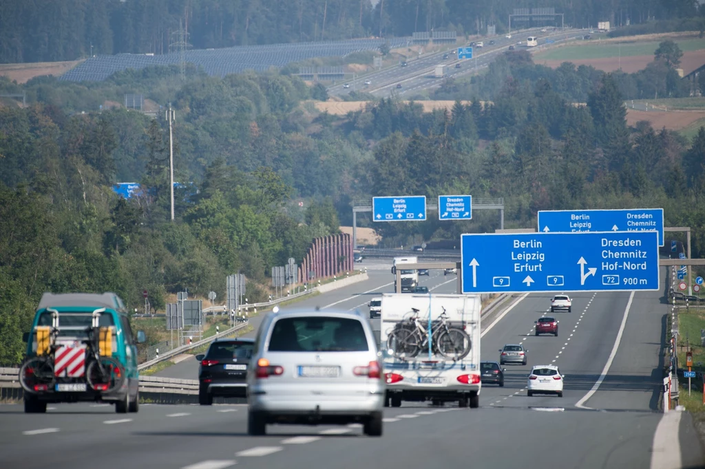 Mandaty w Niemczech za prędkość to nawet 3600 zł kary. Zgodnie z katalogiem kar standardowe stawki zaczynają się od 58,50 euro.