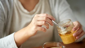 Dodaj łyżeczkę do herbaty zamiast miodu. Wyreguluje cukier, ciśnienie i apetyt