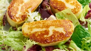 Ser halloumi to doskonałe źródło białka oraz wapnia, dlatego ze wszystkich serów warto sięgać po niego częściej