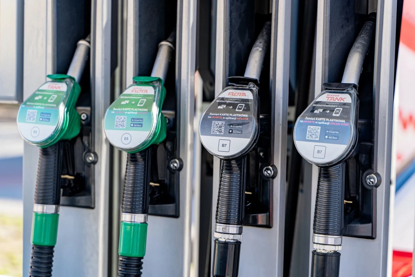 Rząd dopłaca do paliwa. Przygotowano ponad 2 mld zł. Kto może ubiegać się o wsparcie? Rząd dopłaca do paliwa. Przygotowano ponad 2 mld zł. Kto może ubiegać się o wsparcie?