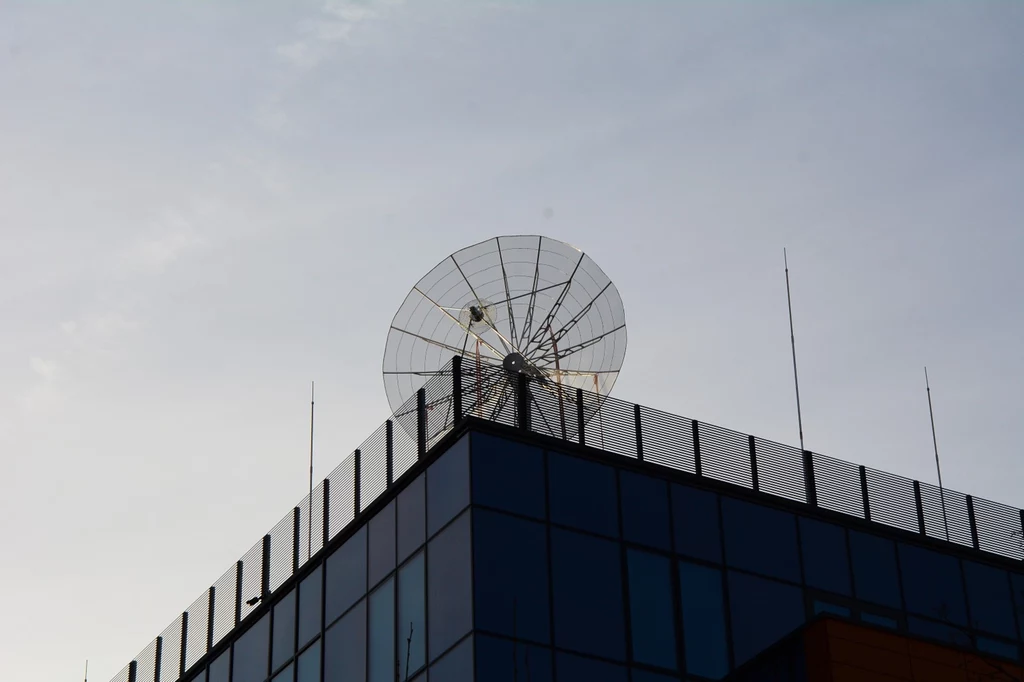 Antena do komunikacji z satelitami. Zainstalowano ją w Krakowie na budynku AGH.