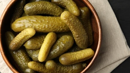 Bogactwo składników odżywczych nie dla każdego. Te osoby powinny unikać ogórków kiszonych