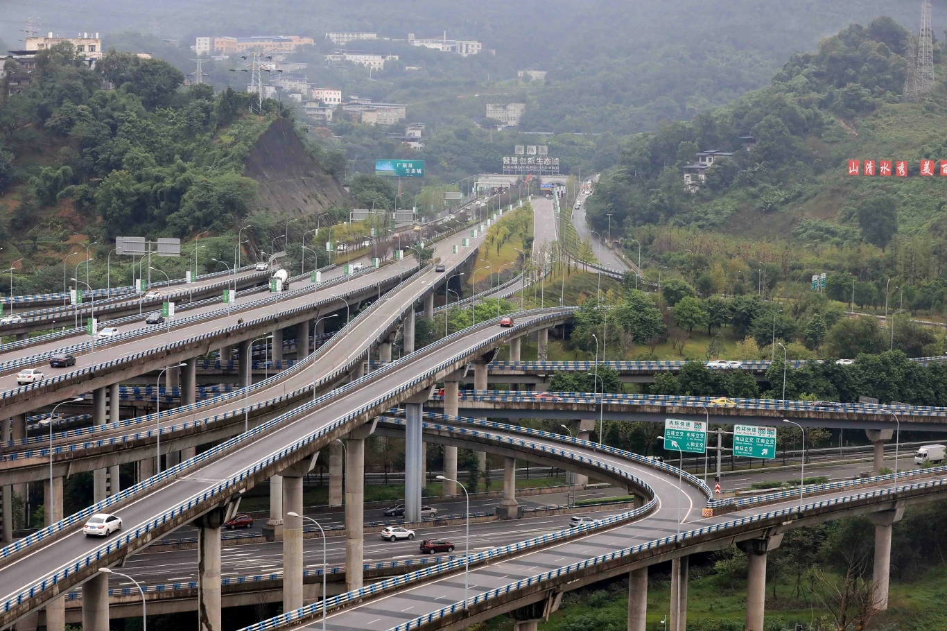 Huangjuewan to prawdopodobnie największy węzeł drogowy na świecie. Huangjuewan to prawdopodobnie największy węzeł drogowy na świecie.