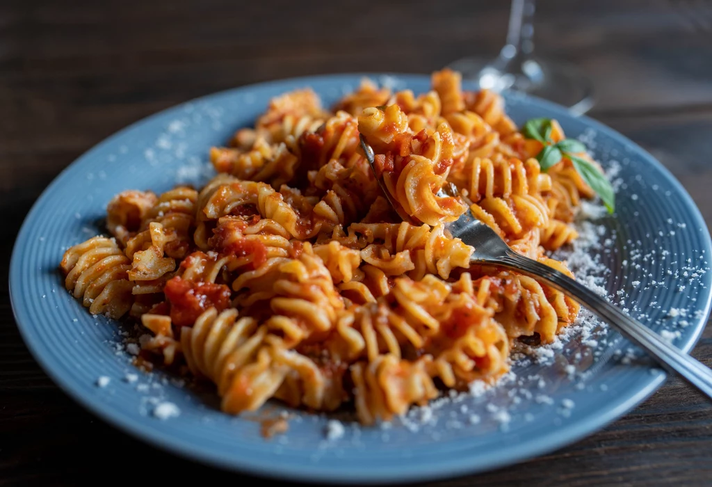 Szybki i tani przepis na obiad z makaronem to penne w sosie pomidorowo-serowym