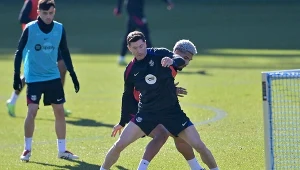 Ronald Araujo w trakcie treningu z Robertem Lewandowskim, obok Pedri