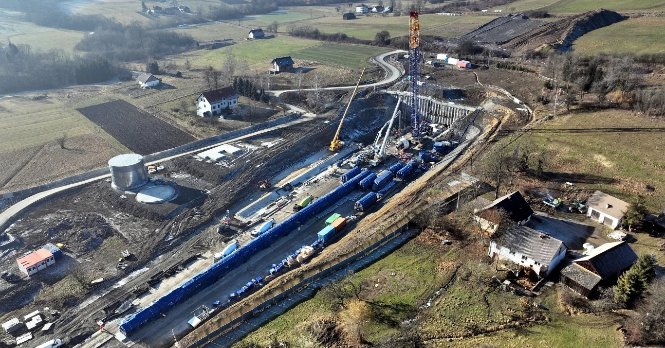TBM wydrąży najdłuższy tunel kolejowy w Polsce. Na miejscu ogromny dźwig. TBM wydrąży najdłuższy tunel kolejowy w Polsce. Na miejscu ogromny dźwig.