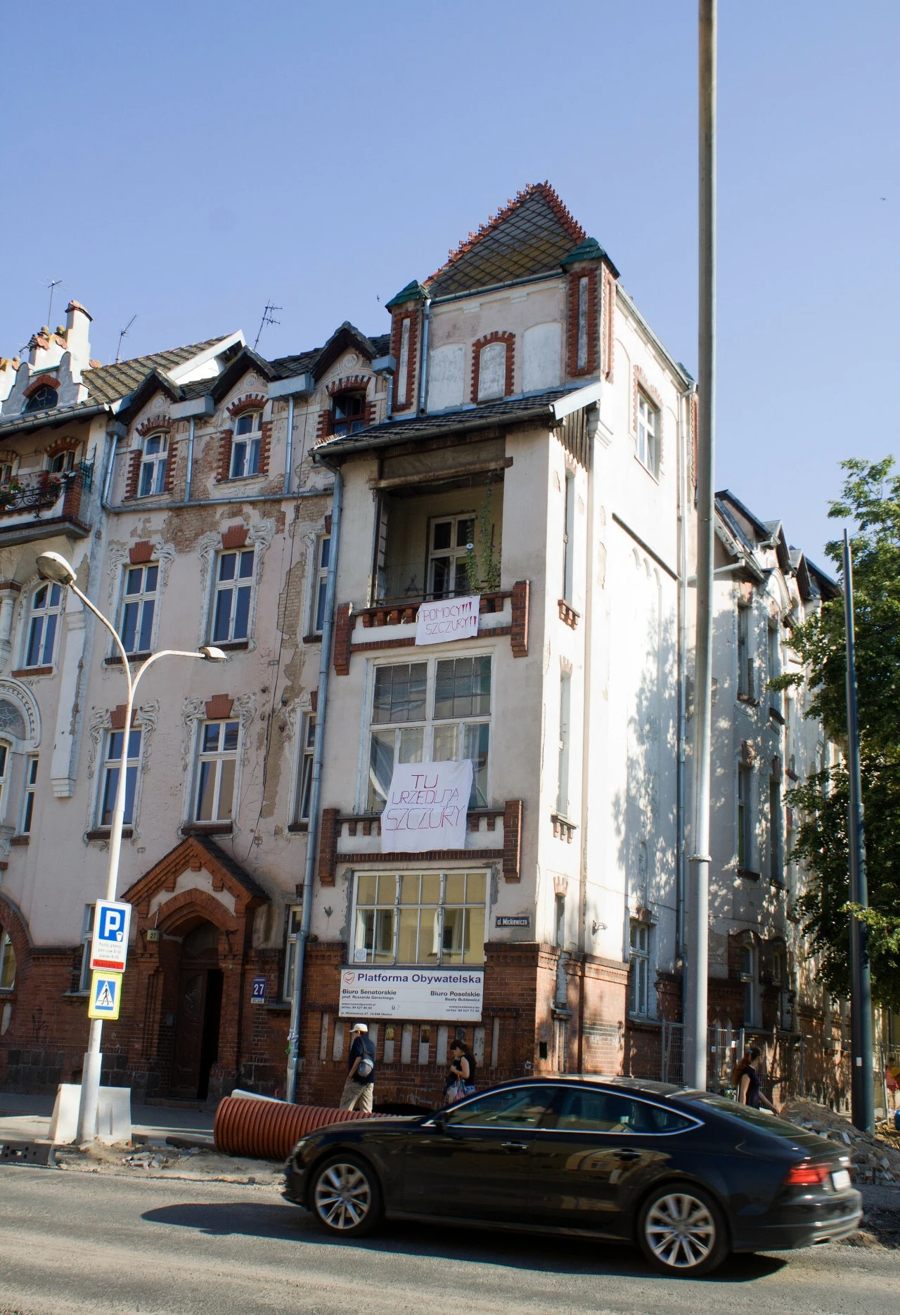 Protest mieszkańców kamienicy przy ulicy Mickiewicza 27, która została zaatakowana przez szczury. Zdj. z sierpnia 2015 r.