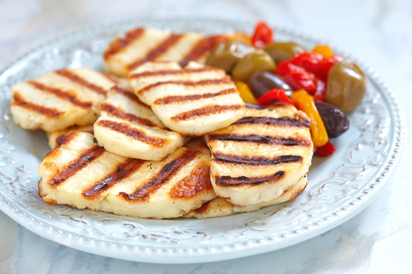 Grillowany ser halloumi świetnie pasuje do kanapki, dobrze smakuje w towarzystwie sałat i innych warzyw Grillowany ser halloumi świetnie pasuje do kanapki, dobrze smakuje w towarzystwie sałat i innych warzyw