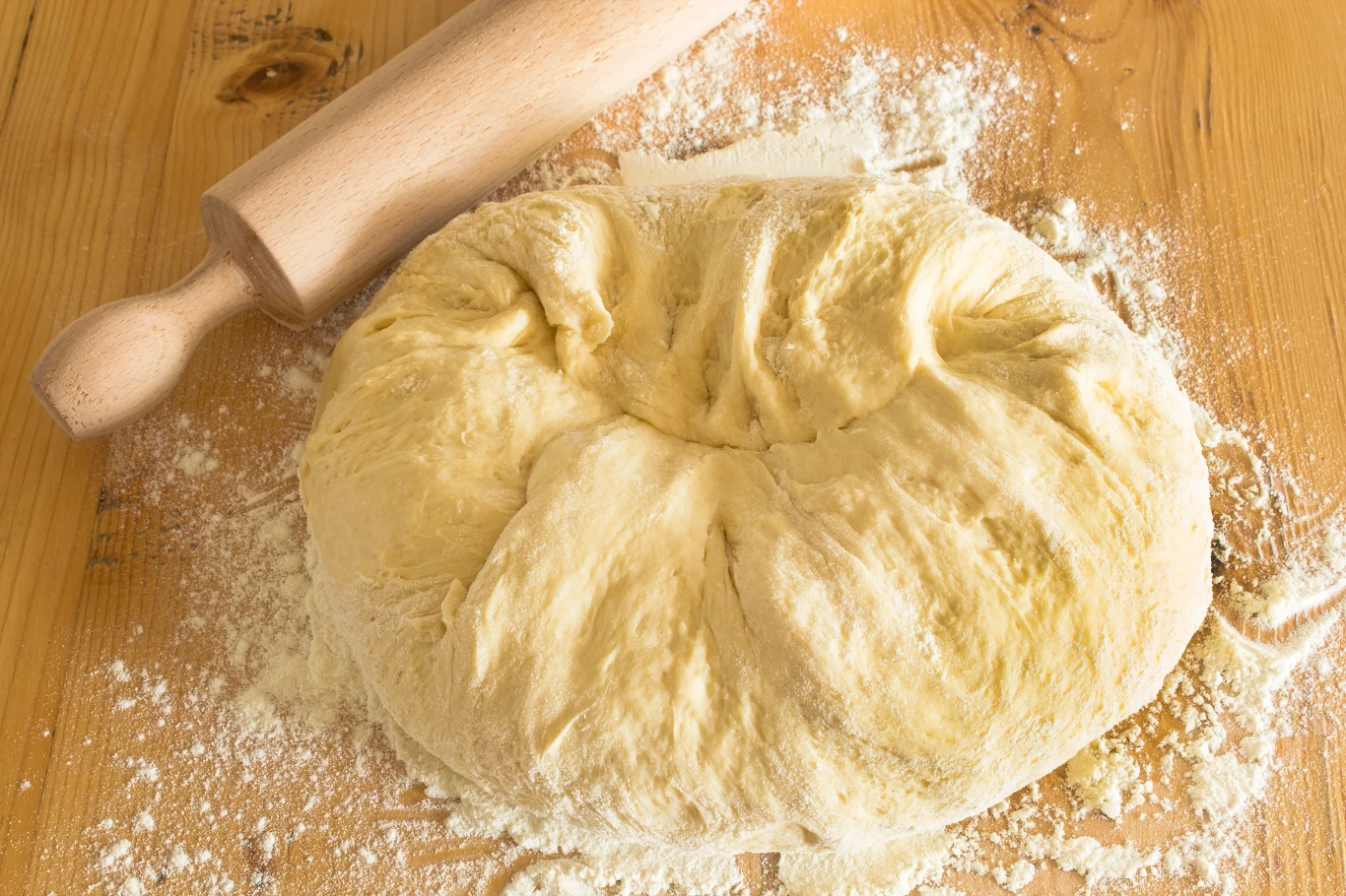 Ciasto drożdżowe wyrośnie jak szalone. Wystarczy, że podczas przygotowań dodasz do niego łyżkę tego popularnego produktu. 