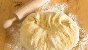 Ciasto drożdżowe wyrośnie jak nigdy. Wystarczy łyżka tego produktu