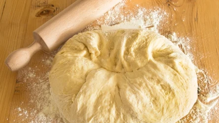 Ciasto drożdżowe wyrośnie jak szalone. Wystarczy, że podczas przygotowań dodasz do niego łyżkę tego popularnego produktu. 
