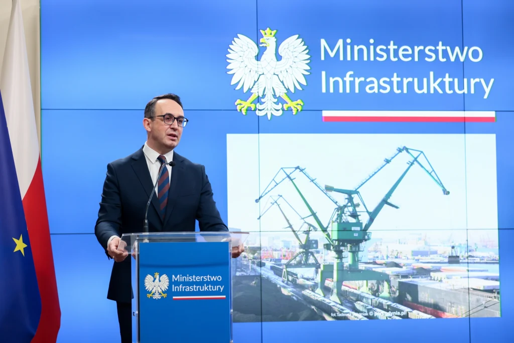 Minister infrastruktury Dariusz Klimczak podczas konferencji prasowej dot. wyników krajowych portów morskich