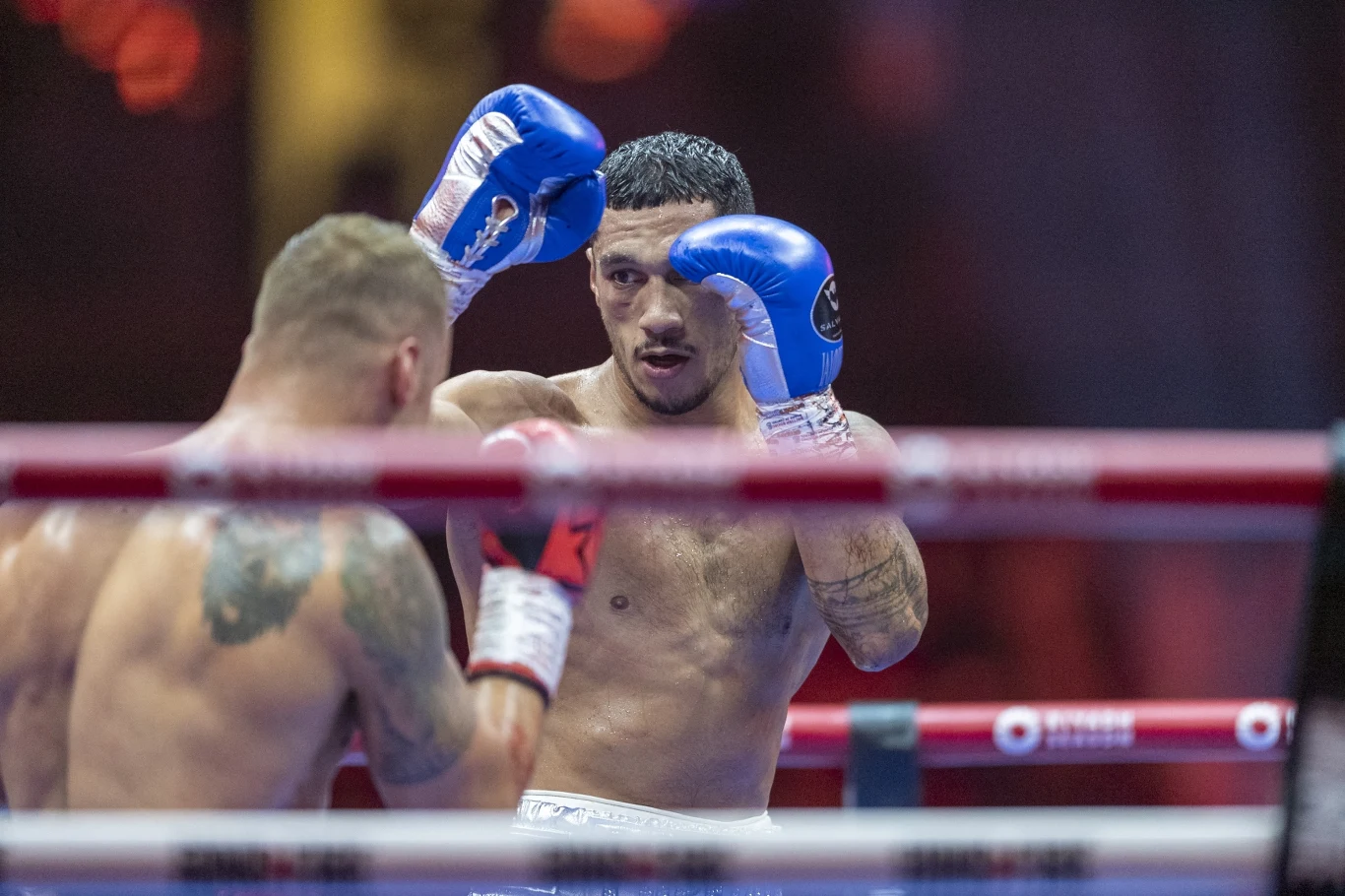 Jai Opetaia (z prawej) tu w walce z Mairisem Briedisem, którego doskonale pamiętamy z kontrowersyjnej walki z Krzysztofem Głowackim