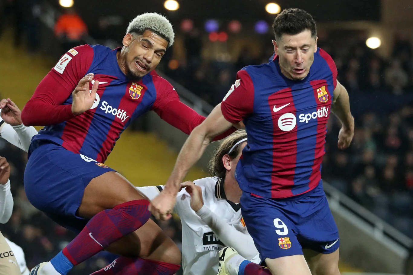 Ronald Araujo i Robert Lewandowski w barwach FC Barcelona Ronald Araujo i Robert Lewandowski w barwach FC Barcelona