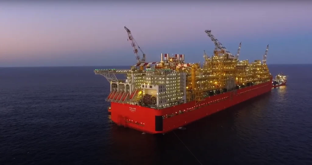 Największa konstrukcja pływająca na świecie. Jak wygląda życie i praca na Prelude FLNG?