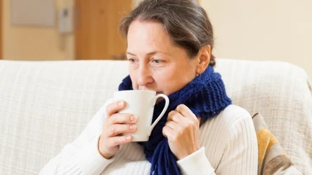 Męczy cię kaszel i katar? Napar z majeranku może przynieść upragnioną ulgę. 