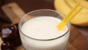 Ma tylko 120 kcal w szklance. Z tymi dodatkami nie tylko wspomaga odchudzanie, działa dobrze na jelita i kości