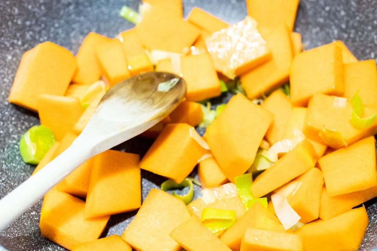 Dynia piżmowa jest idealnym wyborem pod każdym względem. Jest bogata w beta-karoten i witaminę C, nadaje się do wielu dań