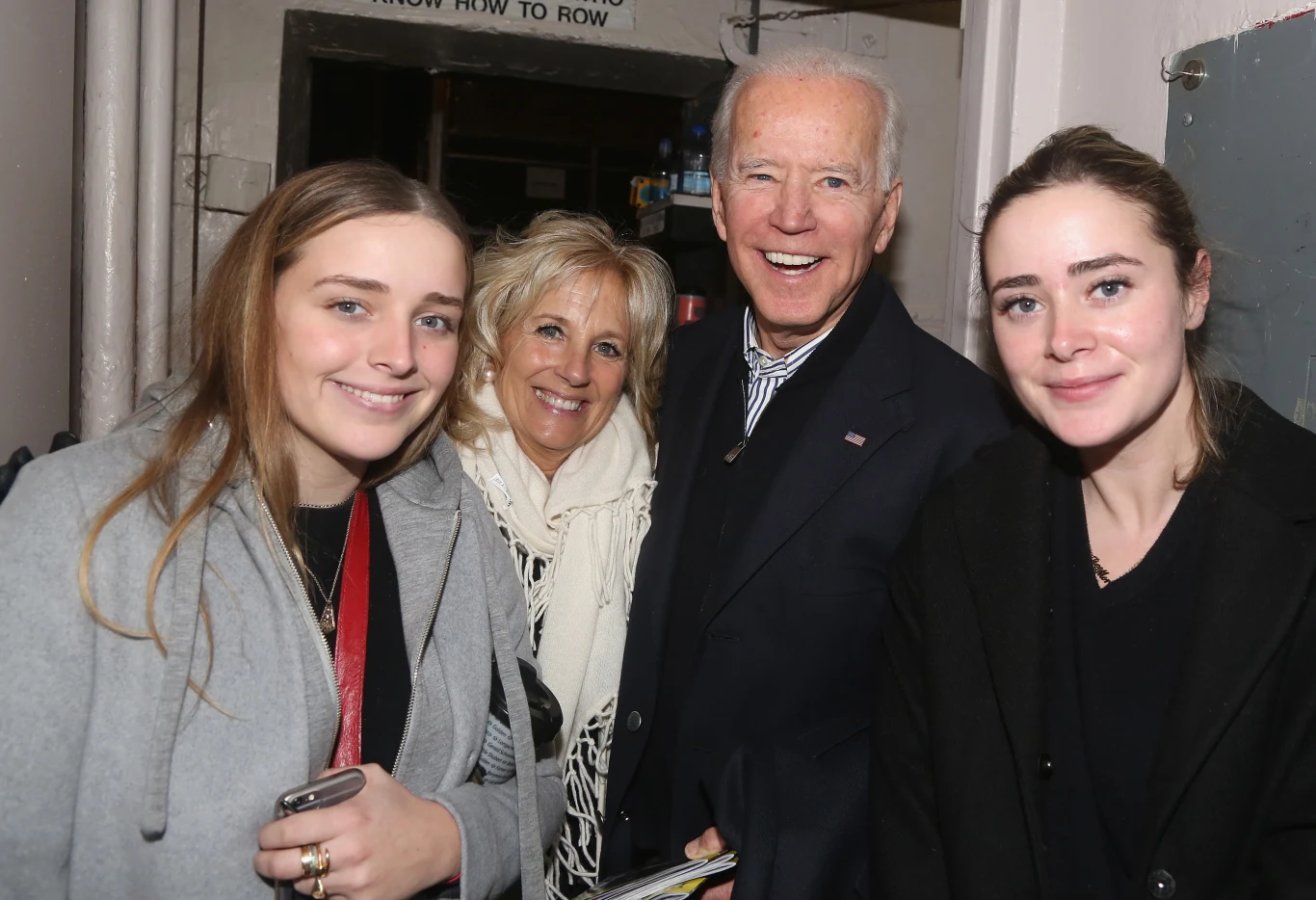 Jill i Joe Biden (w środku) z wnuczkami Finnegan i Naomi Jill i Joe Biden (w środku) z wnuczkami Finnegan i Naomi