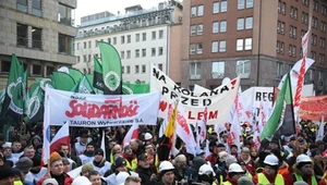Protestujący na ulicach Warszawy. Górnicy sprzeciwiają się transformacji energetycznej i zamykaniu elektrowni węglowych