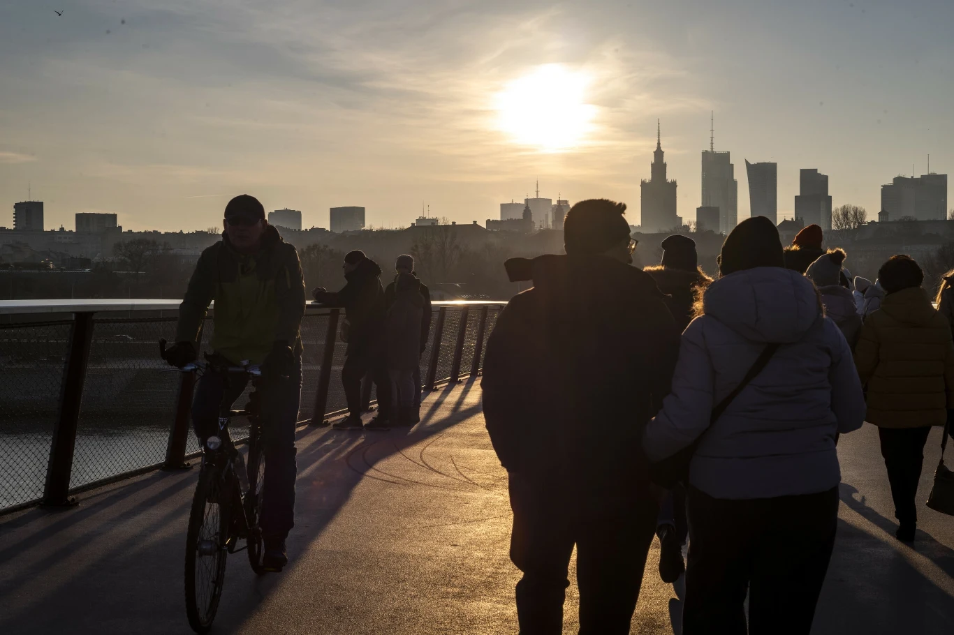 W 2024 r. dobre oceny poziomu życia i złe sytuacji politycznej W 2024 r. dobre oceny poziomu życia i złe sytuacji politycznej