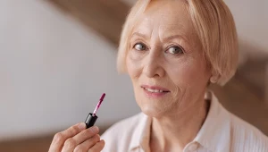 To najlepszy kolor szminki do 50 i 60- latek. Gwiazdy Hollywood go kochają