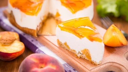 Kremowo-brzoskwiniowe ciasto bez pieczenia robi się w kwadrans. 