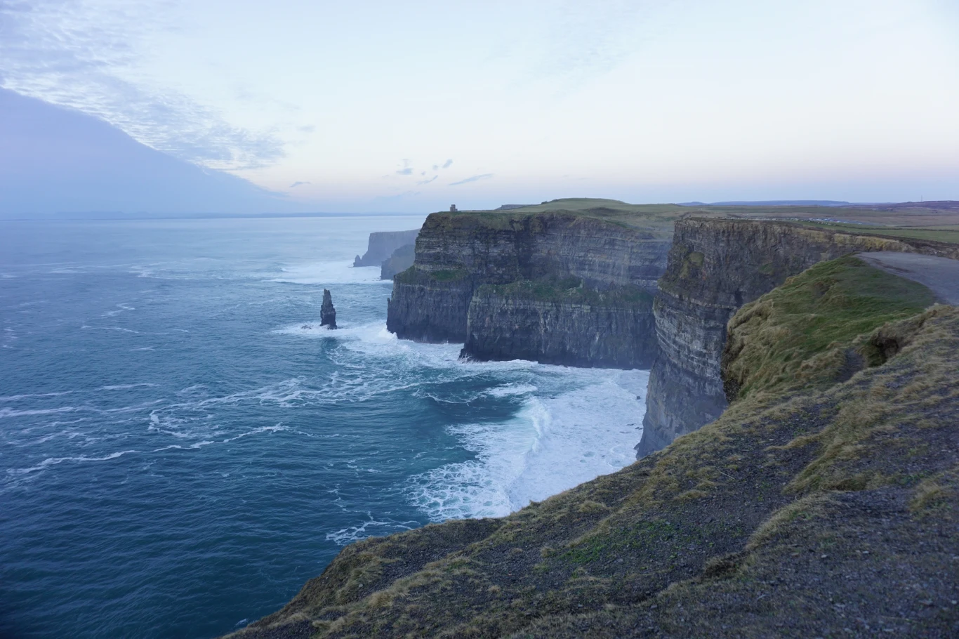 Klify Moheru to ciągnący się kilka kilometrów klif zbudowany z wapieni i piaskowców Klify Moheru to ciągnący się kilka kilometrów klif zbudowany z wapieni i piaskowców