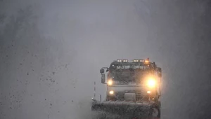 Pług śnieżny pracujący na zasypanej śniegiem drodze w Namur w Belgii. We Francji zginęły dwie osoby, a 20 innych zostało rannych