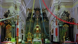Ołtarz w kościele parafialnym, wieś Miedniewice