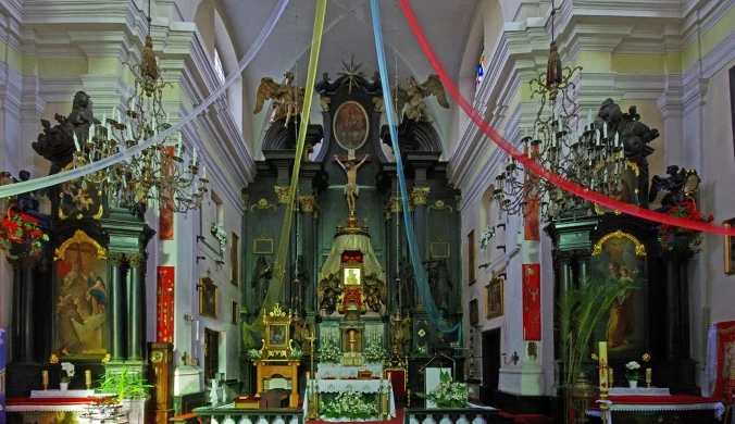 Ołtarz w kościele parafialnym, wieś Miedniewice