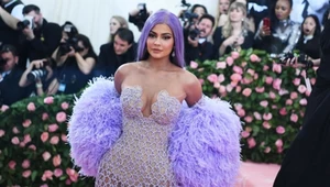 Kylie Jenner na wielkie wyjścia wybiera Versace. W tych sukniach wygląda jak milion dolarów	