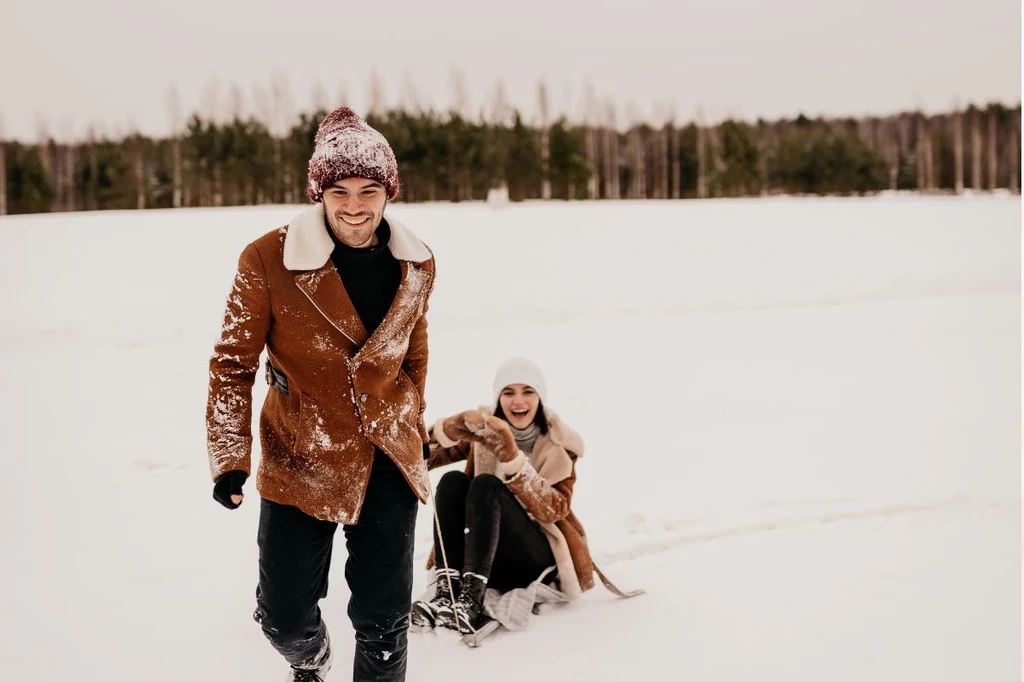 Choć nazwa sugeruje beztroską zabawę w śniegu, "sledging" to bardzo niebezpieczne zjawisko