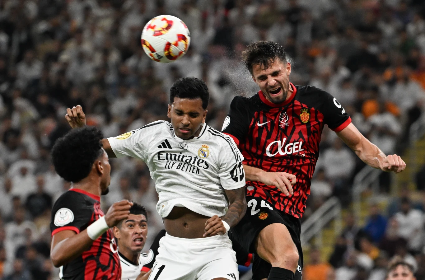 Rodrygo (w środku) miał wyjątkowo ciężką przeprawę z defensorami RCD Mallorca Rodrygo (w środku) miał wyjątkowo ciężką przeprawę z defensorami RCD Mallorca