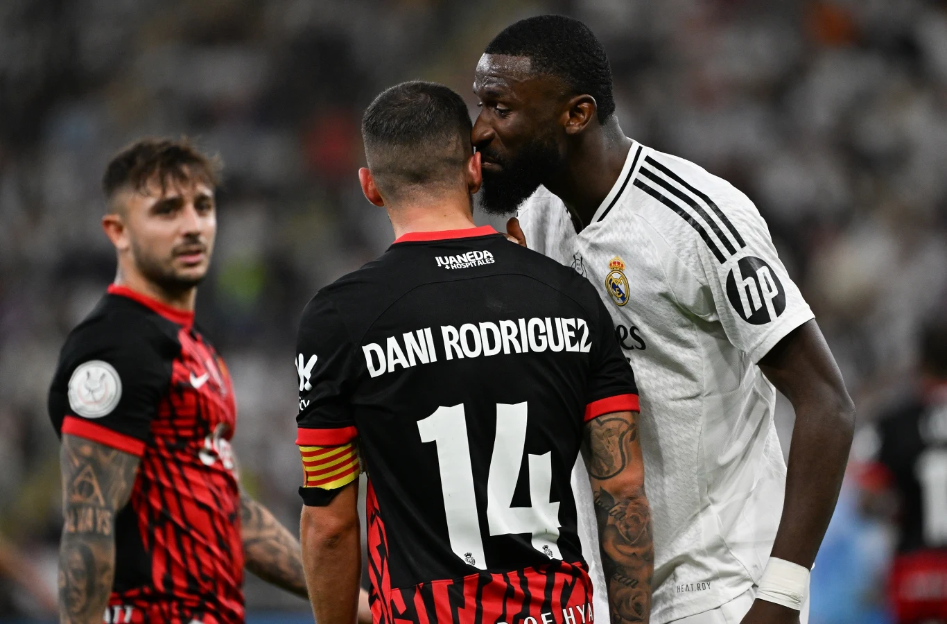 Antonio Ruediger w dosyć nietypowej konfrontacji z Danim Rodriguezem Antonio Ruediger w dosyć nietypowej konfrontacji z Danim Rodriguezem