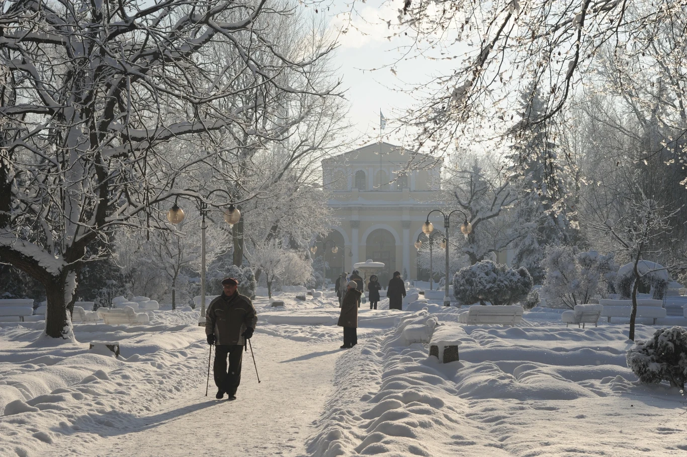 Busko-Zdrój to uzdrowisko, które atrakcyjnie prezentuje się zimową porą. Park Zdrojowy zachwyca scenerią o tej porze roku. Busko-Zdrój to uzdrowisko, które atrakcyjnie prezentuje się zimową porą. Park Zdrojowy zachwyca scenerią o tej porze roku.