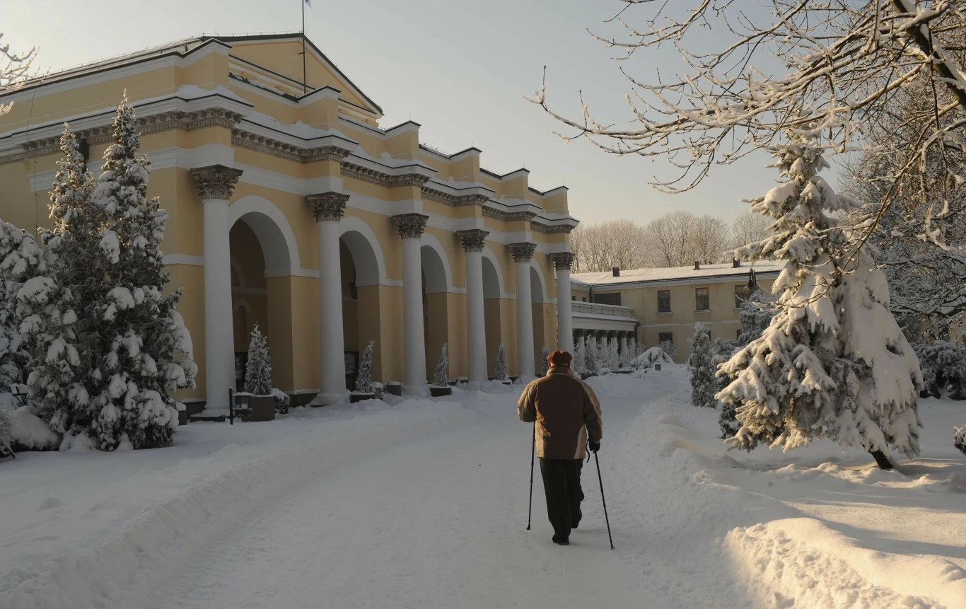 Na terenie uzdrowiska działa kilka sanatoriów. Jednym z nich jest Sanatorium Marconi, które mieści się w neoklasycystycznym budynku. Na terenie uzdrowiska działa kilka sanatoriów. Jednym z nich jest Sanatorium Marconi, które mieści się w neoklasycystycznym budynku.