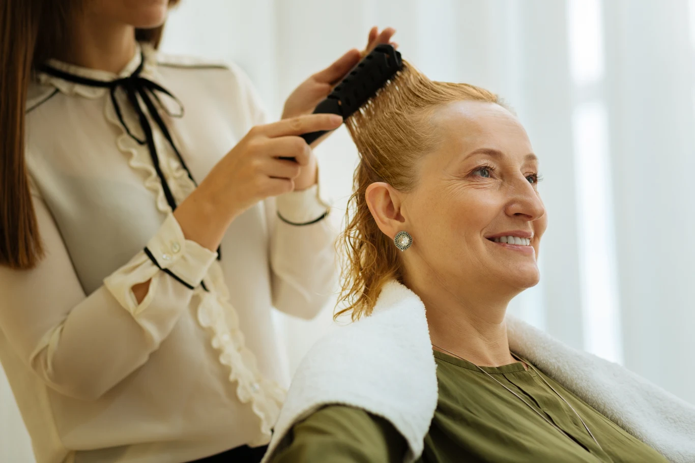 W salonach fryzjerskich króluje curly bob. Dlaczego warto postawić na tę fryzurę? 