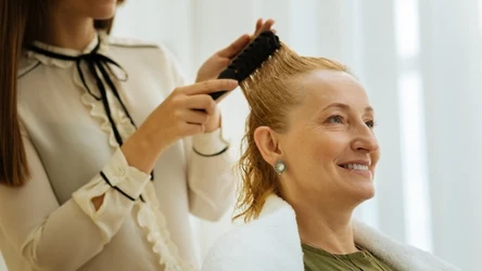 W salonach fryzjerskich króluje curly bob. Dlaczego warto postawić na tę fryzurę? 