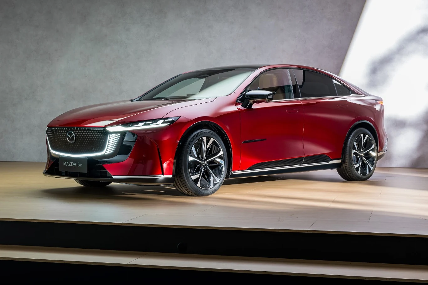 Długość nadwozia to nieco ponad 4,9 m długości, auto waży, wraz z kierowcą, trochę ponad 2 tony