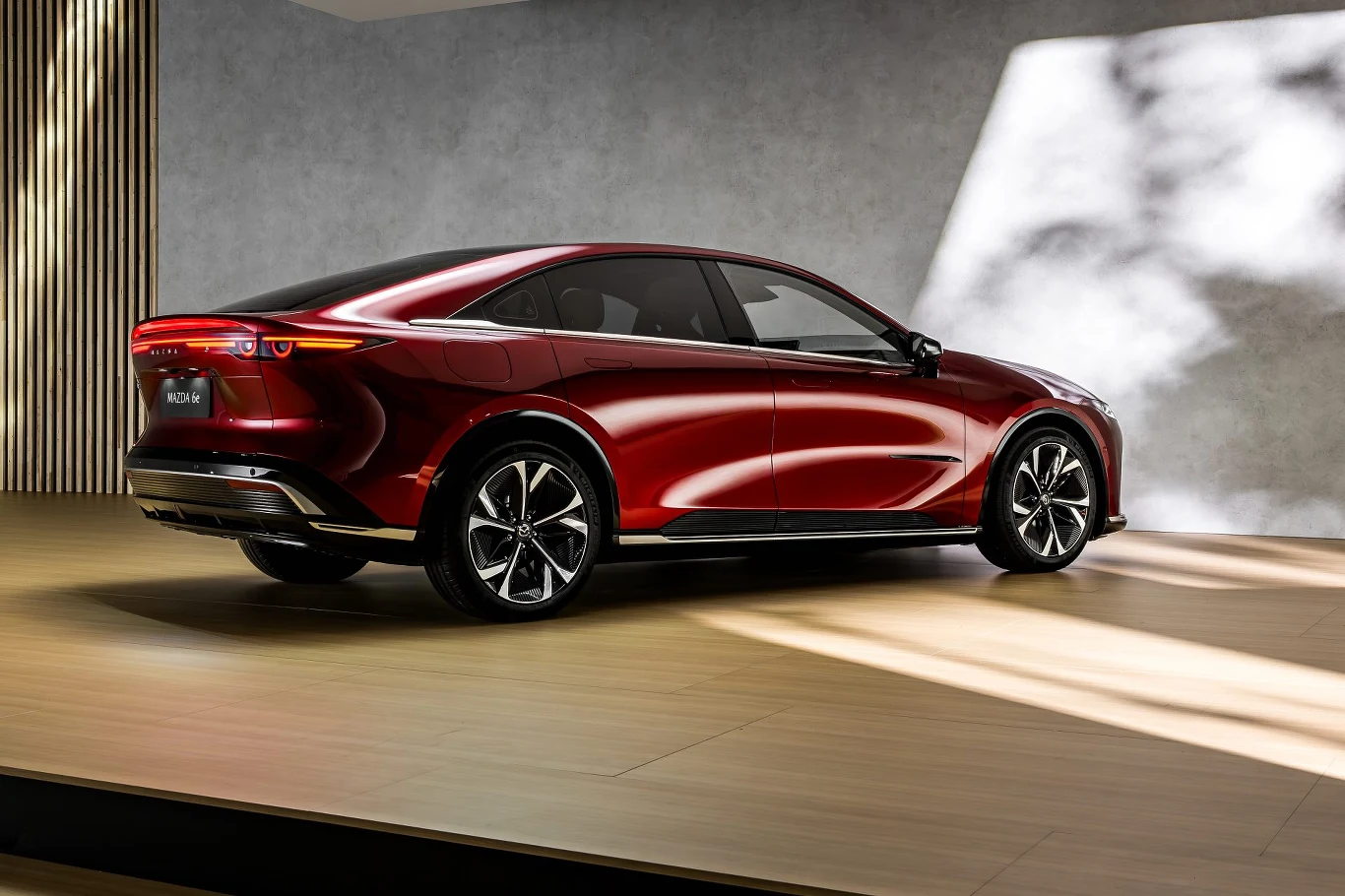 Choć może wyglądać jak sedan, tak naprawdę jest hatchbackiem, z pokrywą bagażnika otwieraną wraz z szybą