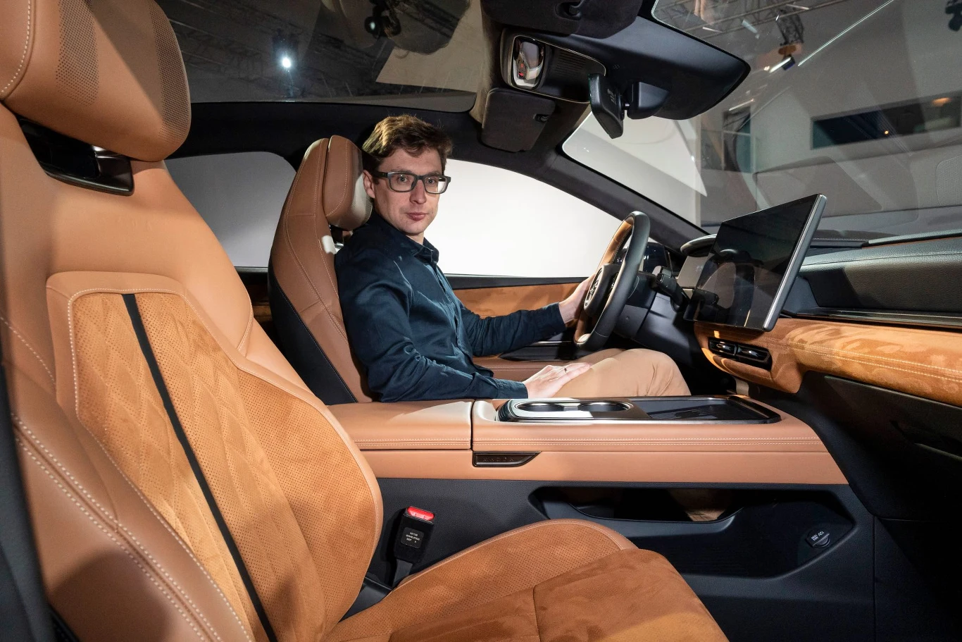 Przednie fotele są osadzone dość nisko, kierowca ma do dyspozycji prawie 15-calowy ekran z nowymi multimediami